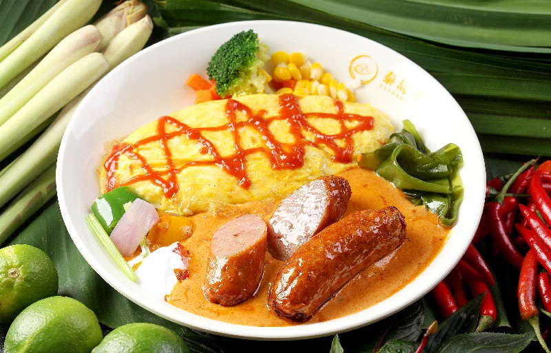 红咖喱烤肠蛋包饭