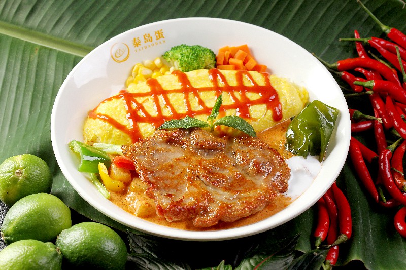 红咖喱猪扒蛋包饭