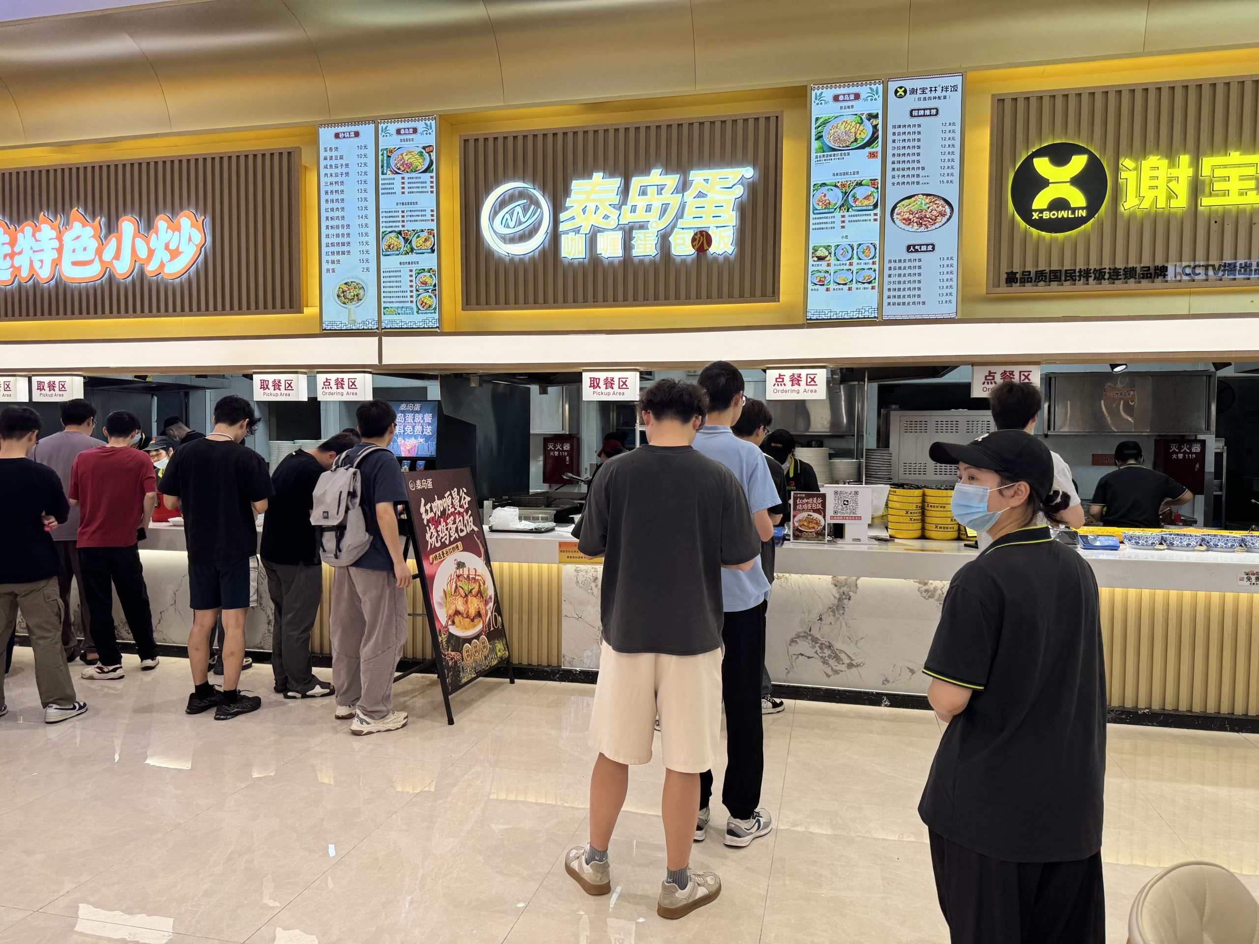 不做街边、不做商场，泰岛蛋为什么偏偏选大学食堂？