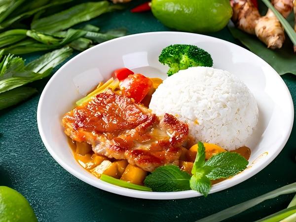马来咖喱鸡扒配土豆饭