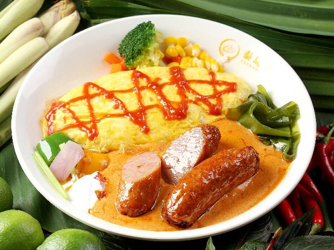 红咖喱烤肠蛋包饭