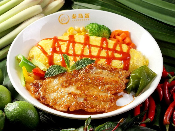 红咖喱鸡排蛋包饭